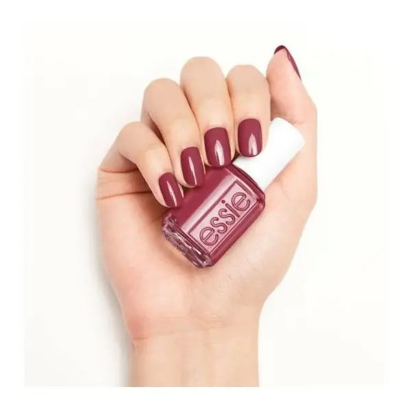 825 Lippen sind versiegelt – ESSIE Nagellack ESSIE 5,00 €