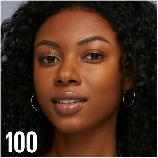 Tonalità 100 - Maybelline New York Blurry Skin Green Edition Fondotinta in polvere opacizzante Maybelline 6,99 €