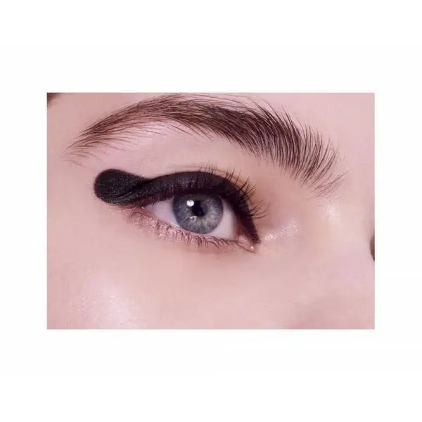 Een intens Zwarte Eyeliner SuperLiner Blackbuster L 'oréal Paris, L' oréal Paris, 12,99 €