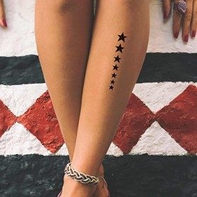 Tatouage Éphémère étoiles noires - 1 Feuille de faux tattoos | Bras, épaule, cou, cheville, main, jambe | Noir | Tatouage tem