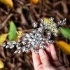 Handcess – Peigne à cheveux floral argenté en strass et perle pour mariée et demoiselles dhonneur