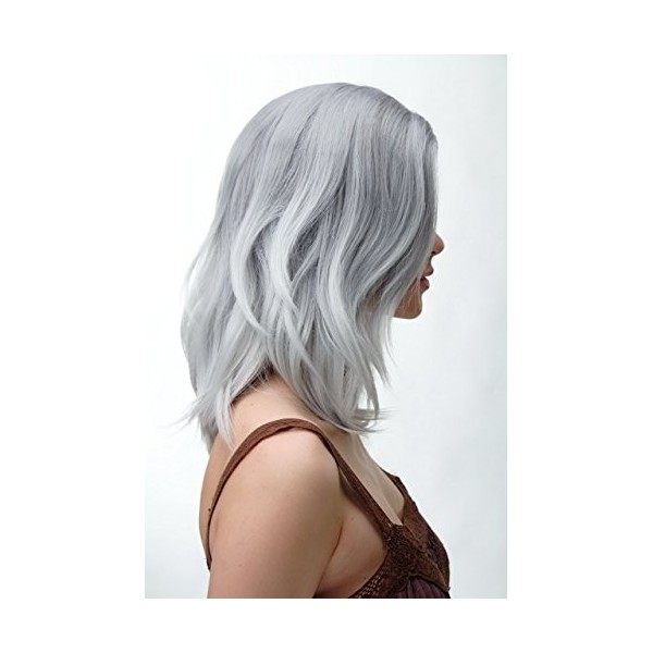 WIG ME UP - SA083-333 Perruque dame sexy sauvage raie hauteur dépaules légèrement ondulée mélange gris-bleu