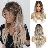 Esmee Perruques Cheveux Synthétiques Longs Ondulés Gris Argenté pour Femmes Perruque Ombre avec Racines Foncées pour la Fête 