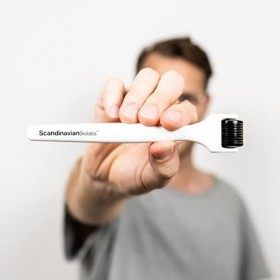 Scandinavian Biolabs Derma Roller fabriqué avec 540 aiguilles en titane 0,5 mm pour la croissance des cheveux – Rouleau dact