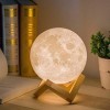 CUQOO Veilleuse 3D en forme de lune avec support en bois élégant Lumière de lune blanche réaliste avec contrôle tactile et ch