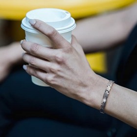 RainSo, un Bracelet Magnétique en Titane pur Romantique et à la Mode, en trois Couleurs de noir, Blanc et Gris-le Même Style 