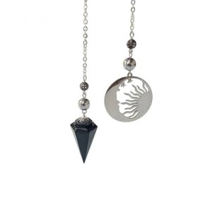 Pendule orgonite exagonale dans des tons noir et argent, avec soleil et lune croissant et pierre semi-précieuse appelée : Shu