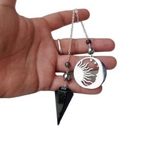 Pendule orgonite exagonale dans des tons noir et argent, avec soleil et lune croissant et pierre semi-précieuse appelée : Shu