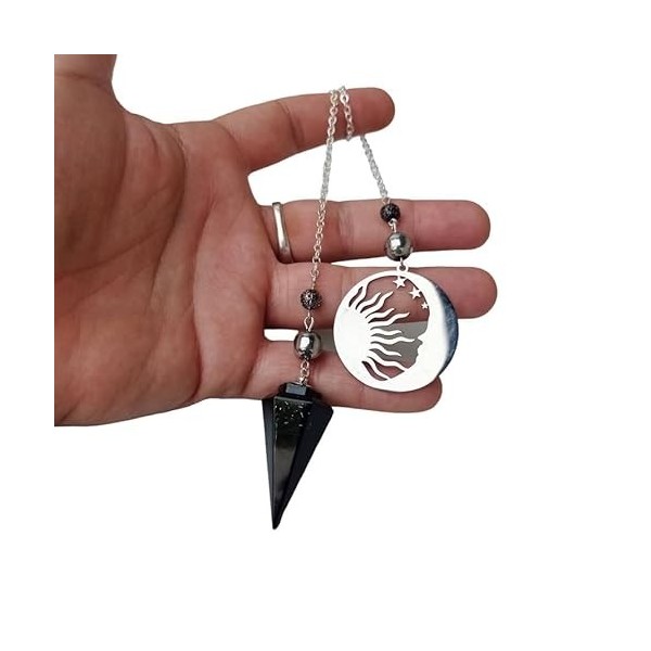 Pendule orgonite exagonale dans des tons noir et argent, avec soleil et lune croissant et pierre semi-précieuse appelée : Shu