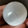 WAHOM Boule de Polissage de sélénite Blanche de 40 mm/Boule de Cristal de Support for la thérapie de Yoga et Le plâtre satiné