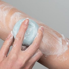 Le surprenant exfoliant corps et visage au lait de chèvre bio et poudre de coquilles dhuîtres - 100 gr - Parfum thé