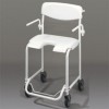 Fauteuil roulant pour salle de bain | Douche avec accoudoirs | Repose-pieds pliable | Invacare