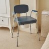 NRS Healthcare Chaise percée contemporaine Dovedale Comfort avec accoudoirs, dossier et assise rembourrés, bleu et blanc