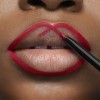 Avon Glimmerstick Crayon à lèvres True Red, infusé avec de la vitamine E pour une application lisse et des lèvres définies
