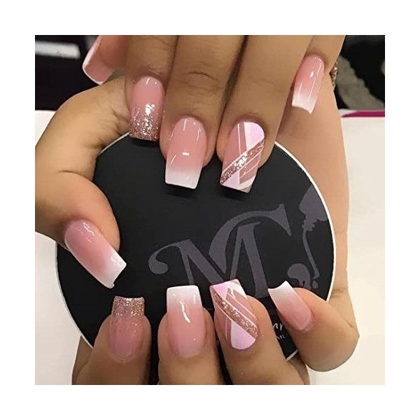 Vatocu Carré Brillant Faux Ongles Français Court Faux Ongles Rose Glitter Nude Appuyez sur les lignes blanches des ongles Col