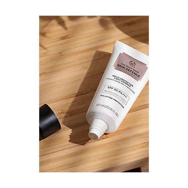 The Body Shop Skin Defence Protection solaire SPF 50 Pa +++ Finition légère SPF 50 Pa + + Aide à protéger de la pollution