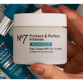 No7 Protect & Perfect Lot de 2 crèmes de jour et de nuit 50 ml