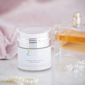 Crème de nuit réparatrice aux micro-utriments au rétinol, à lacide hyaluronique, à la vitamine A, C et E.