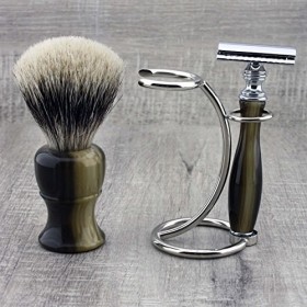 Ensemble de rasage 3 pièces pour homme en laiton et manche mixte de couleur noire. Lensemble est livré avec une brosse à poi ...