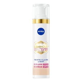 NIVEA Luminous 630 CC Fluide anti taches FPS30 Teinte Claire 1 x 40 ml , CC Crème teint unifié, Fond de teint couvrant imper