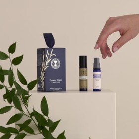 Neals Yard Remedies Dreamy Nights A Sleep Ritual, coffret cadeau avec vaporisateur doreiller et huile essentielle à bille i