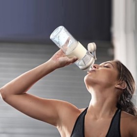 PZMLOASN Bouteille shaker pour mélanges protéinés - Pour boissons protéinées super crémeuses - 650 ml - Durable, étanche - Bl
