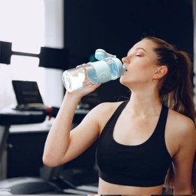 PZMLOASN Bouteille shaker pour mélanges protéinés - Bouteille shaker pour boissons protéinées super crémeuses - 650 ml - Dura