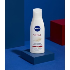 NIVEA VITAL Lait nettoyant apaisant pour le visage pour peaux matures élimine en profondeur le maquillage et les salissures d