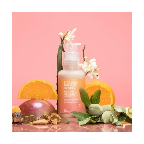 Freshly Cosmetics Nettoyant exfoliant avec des particules physiques de coques damandes et de saponines végétales Exfoliating