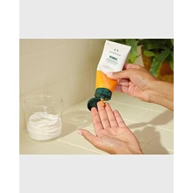 The Body Shop Vitamine C Microdermabrasion GLOW BOOSTING 100 ml avec CAMU CAMU pour une exfoliation hebdomadaire au spa à dom