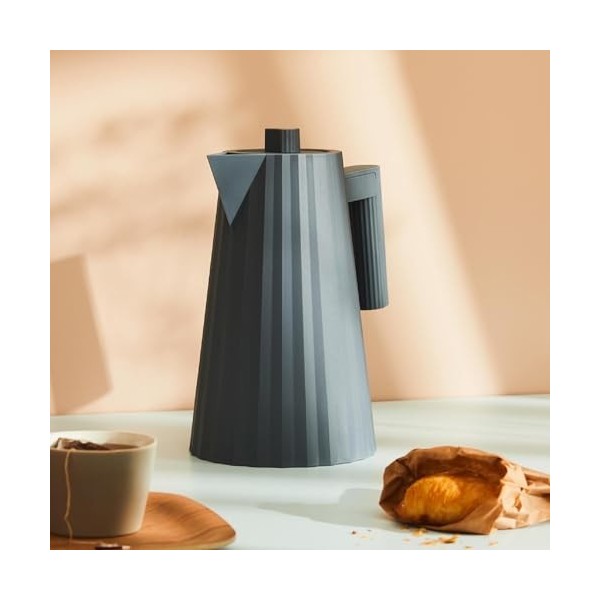 Alessi Plissé MDL06 G- Bouilloire Électrique Design, en Résine Thermoplastique, Fiche Européenne 2400W, 170 cl, Gris