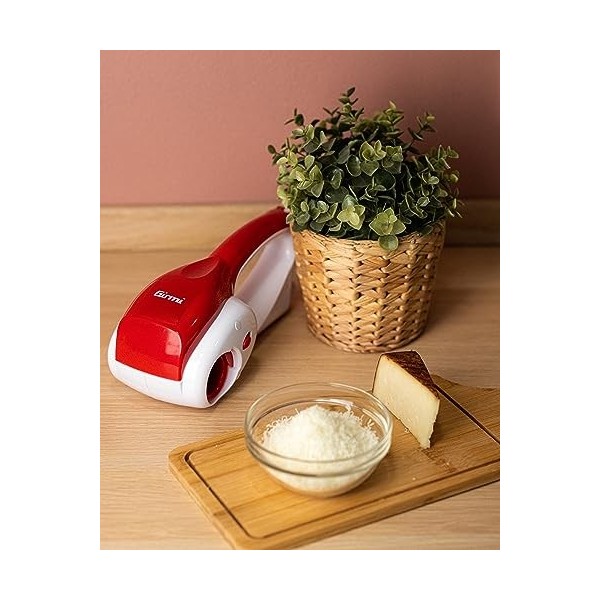 Girmi GT02 Râpe Rechargeable, 12W, 2 Patin à Roulettes INOX, Blanc/Rouge