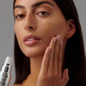 FARMA DORSCH Sérum à lacide hyaluronique - Hydration en profondeur 24H - Effet lifting immédiat - Peau plus ferme et plus fe