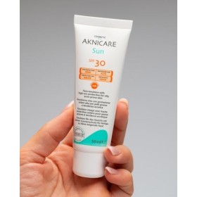 Synchroline - Aknicare Sun Spf30 Crème Visage 50 Ml Peau Mixte et Grasse à Tendance Acnéique avec Acide Hyaluronique Gt-Pepti