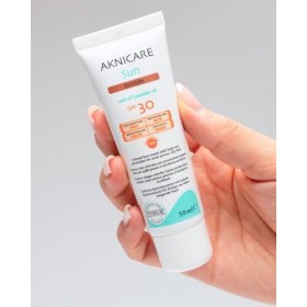Synchroline - Aknicare Sun Teintée Spf30 Crème Visage Colorée 50 Ml Anti-Imperfections Peau Mixte et Grasse Avec Acide Hyalur