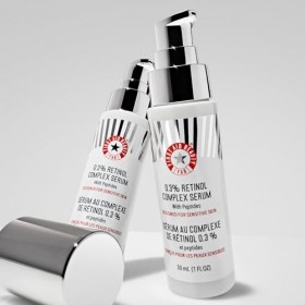First Aid Beauty - Sérum complexe au rétinol à 0,3% avec peptides, conçu pour les peaux sensibles, aide à améliorer visibleme