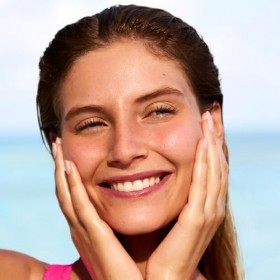 Crème éclat antioxydante Coco & Eve Contient de la niacinamide, de lacide hyaluronique et du céramide pour nourrir, protéger