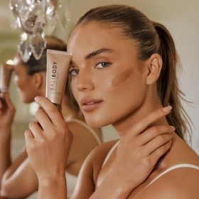 Bali Body Sérum bronzant | Teinte bronze chaude pour le visage, usage quotidien léger | Infusé avec des ingrédients anti-âge 