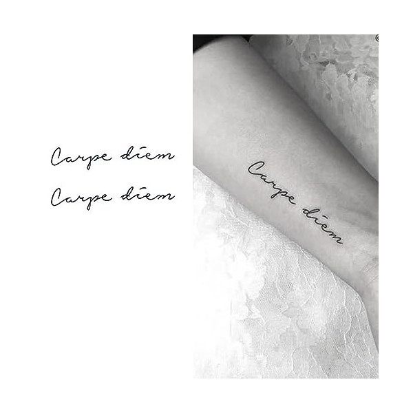 2 PCS Lettres Anglaises Dans Le Temps Carpe Diem Autocollants De Tatouage À Base De Plantes Jus Semi-Permanent Étanche Hommes