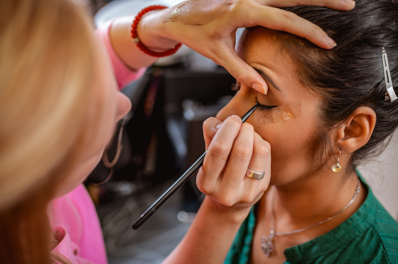 Mise en valeur des yeux: Gros plan sur des yeux magnifiquement maquillés avec des ombres à paupières et du mascara.