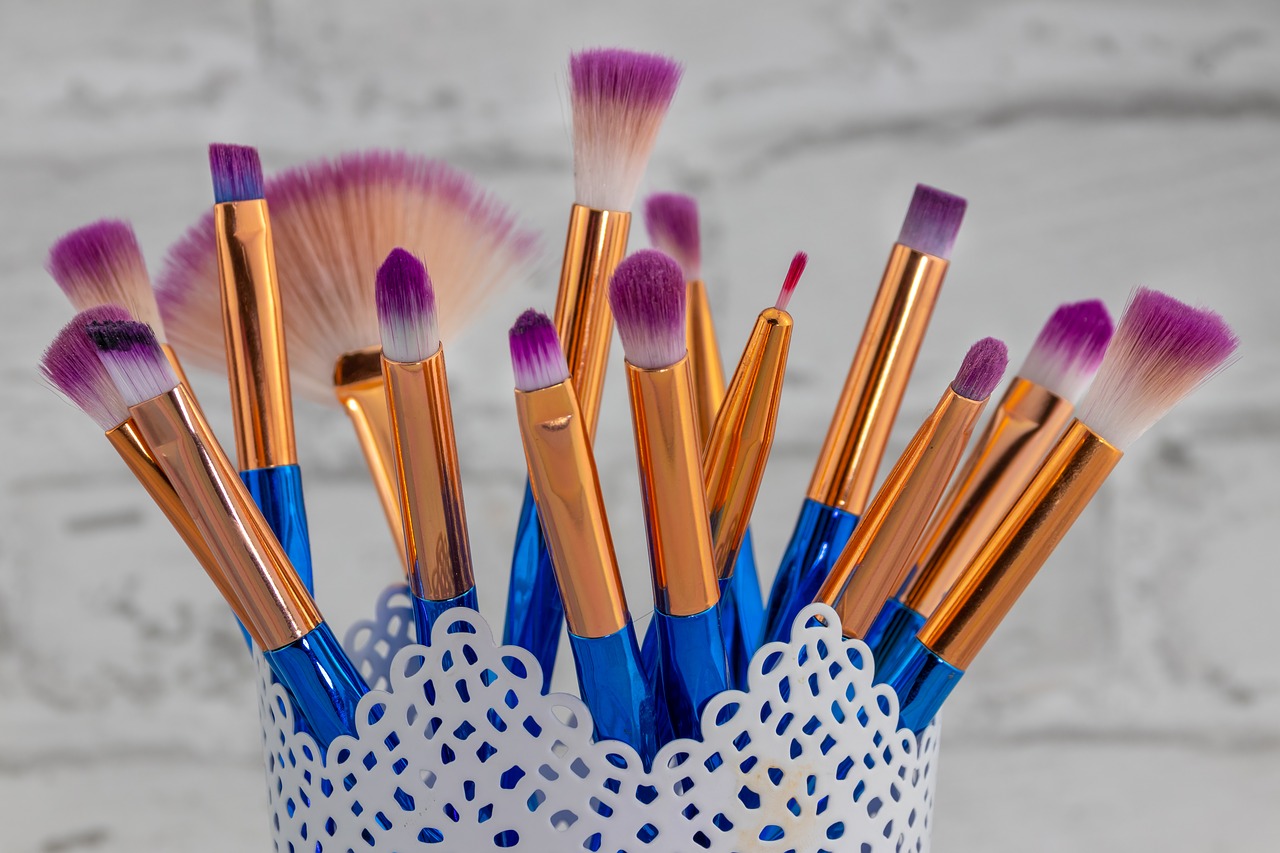Storing brushes in a pot