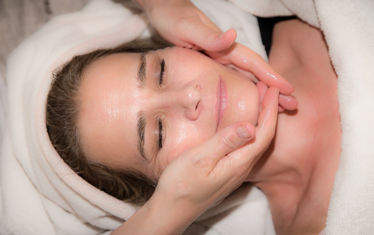 I benefici dei massaggi facciali