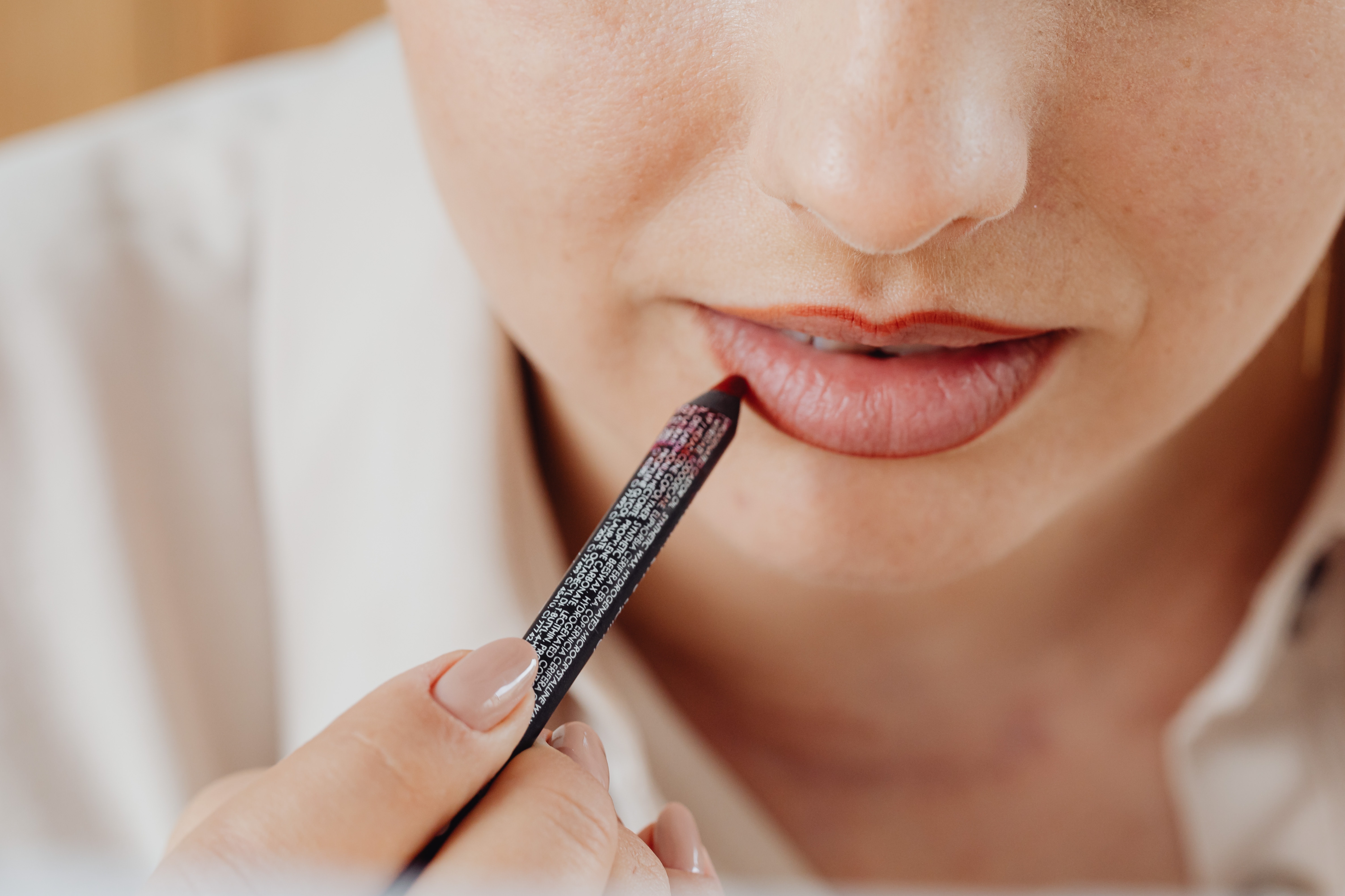 Vor dem Lippenstift schminken, verbessern und mit Feuchtigkeit versorgen