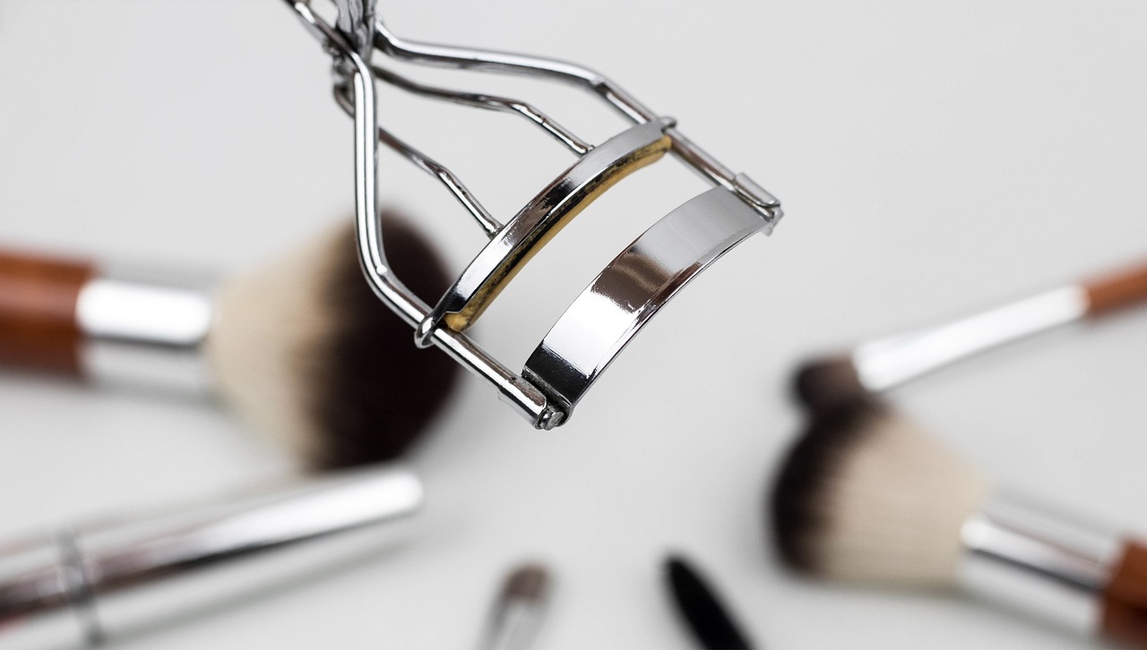 The eyelash curler, an essential beauty accessory