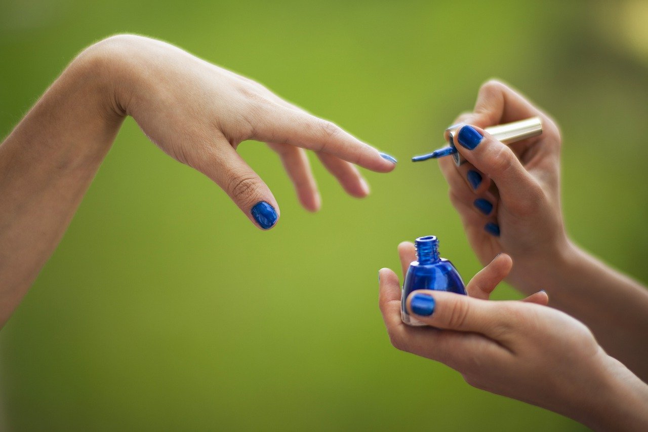 Cómo llevar el esmalte de uñas azul ?