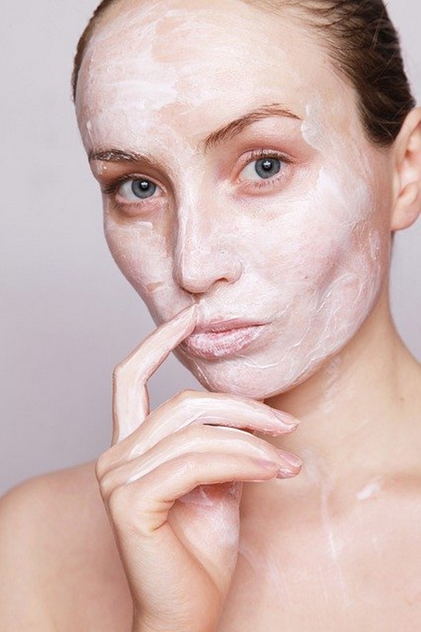Hidratar la piel antes del maquillaje de la piel