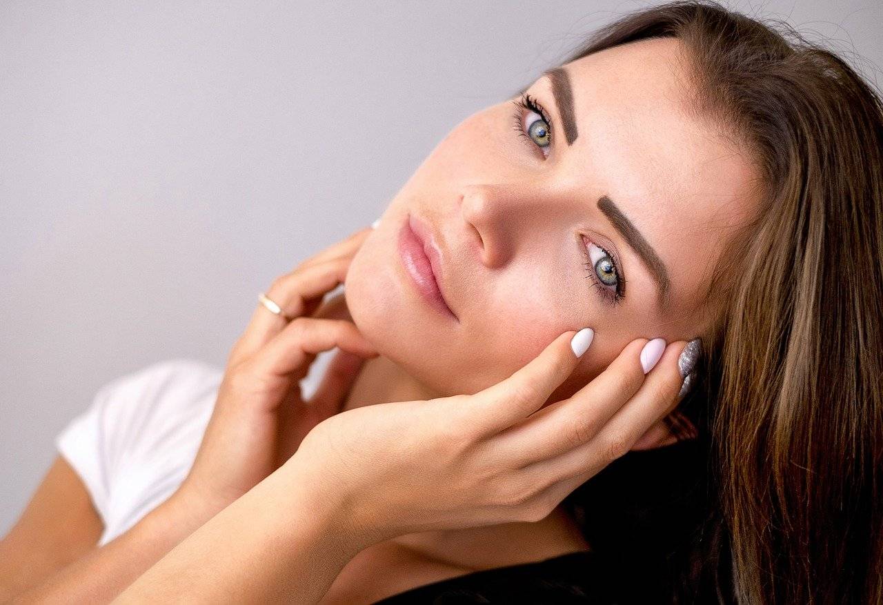 Make-up für Augenbrauen von Frauen