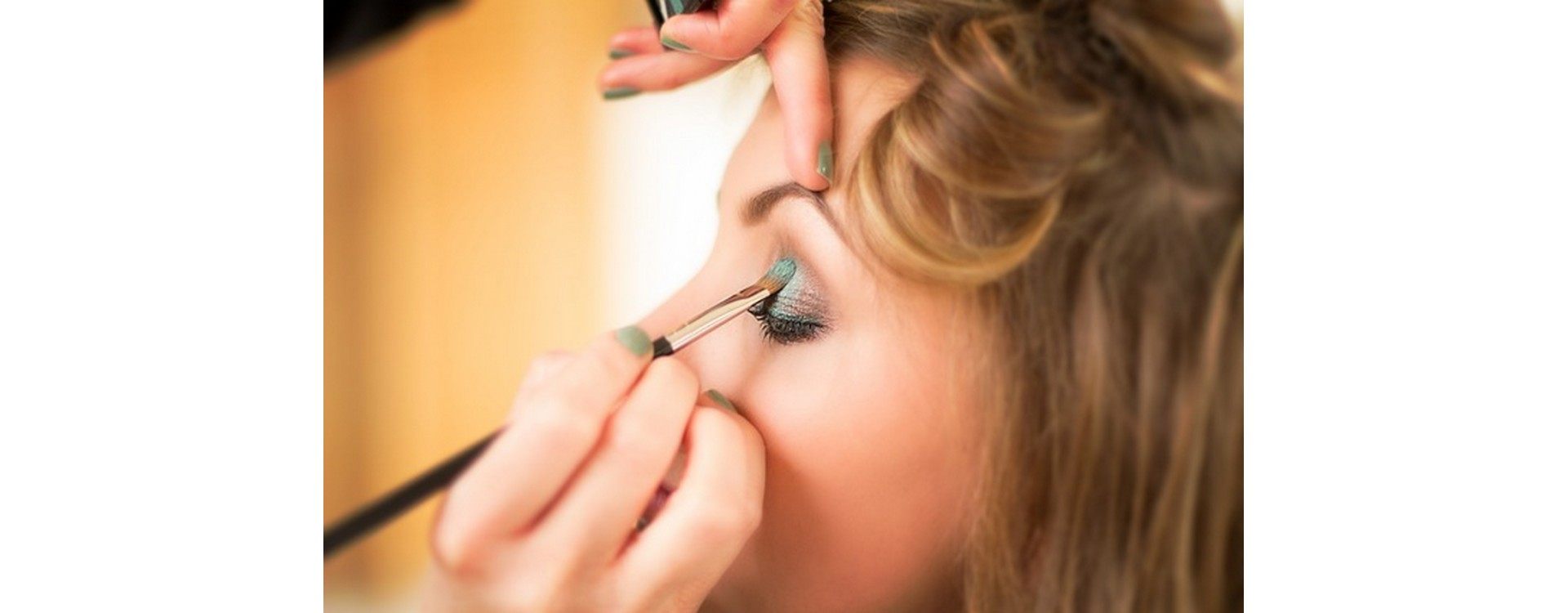 How do you play with eye shadows to enhance your eyes ?