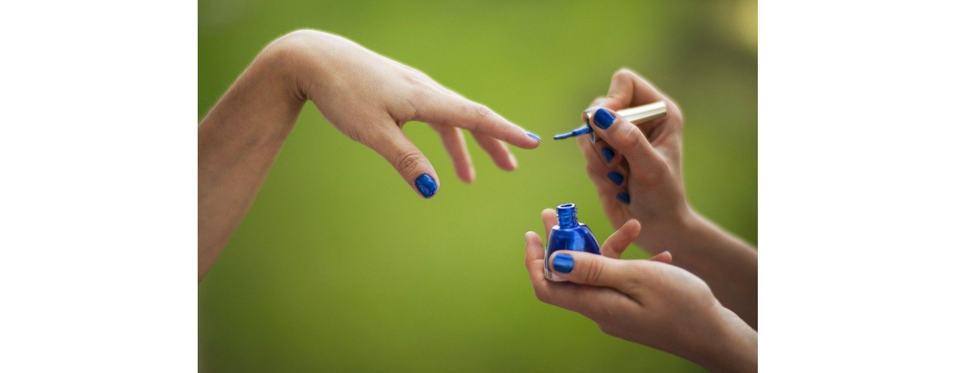 How to wear blue nail polish ?
