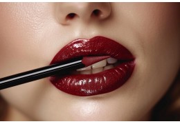 La tendance beauté incontournable : les crayons à lèvres foncés